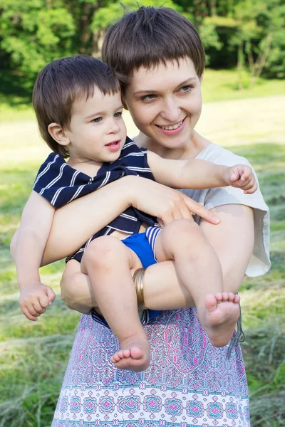 Молодая мать с сыном на открытом воздухе — стоковое фото