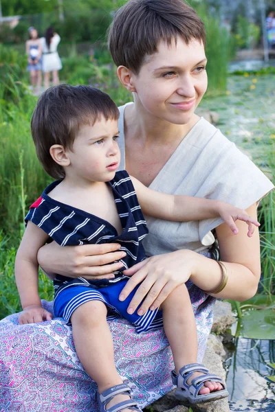 Junge Mutter mit Sohn — Stockfoto