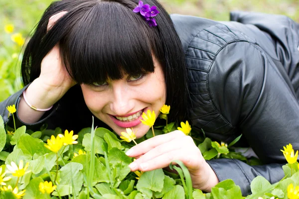 Woman sniffing flowers — Stock Photo, Image