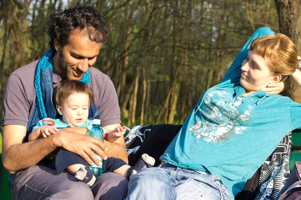 Família feliz relaxando no parque — Fotografia de Stock