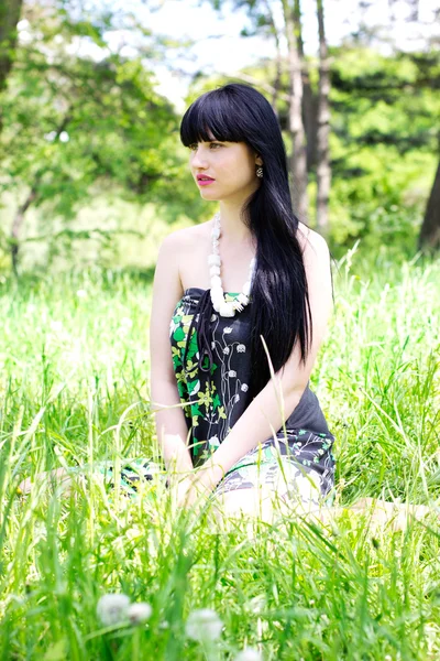 Hermosa mujer al aire libre — Foto de Stock