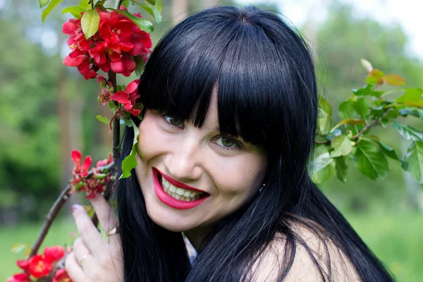 Schöne lächelnde Frau, Nahaufnahme — Stockfoto