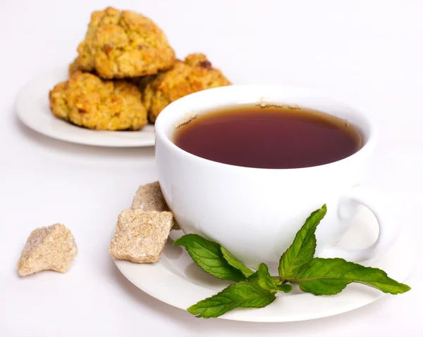 Zwarte thee met koekjes — Stockfoto