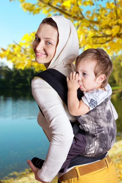 Jeune femme avec enfant — Photo