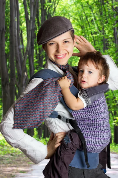 Giovane donna con bambino, all'aperto — Foto Stock