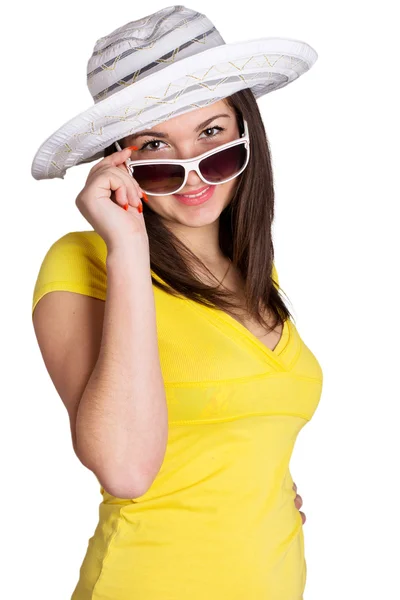Menina feliz usando óculos de sol e chapéu — Fotografia de Stock