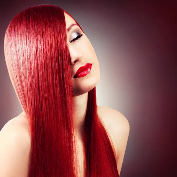 Menina bonita com cabelo longo saudável — Fotografia de Stock