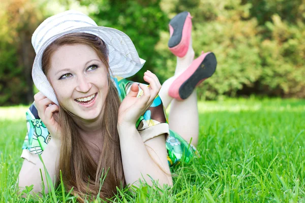 Chica feliz al aire libre — Foto de Stock