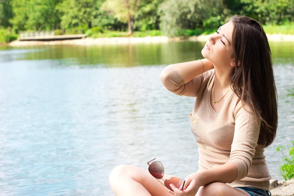 Young woman relaxing outdoor — Stock Photo, Image