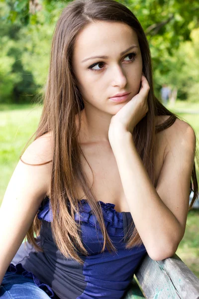 Jeune femme en plein air — Photo