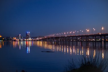 gece şehir manzaralı