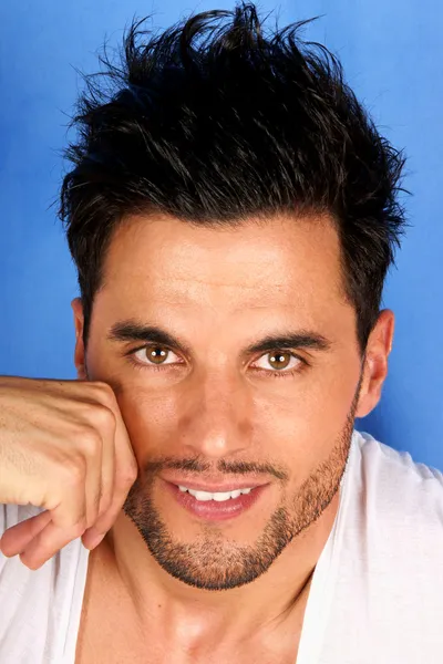 gülümseyen 30 yıl yaşlı adam