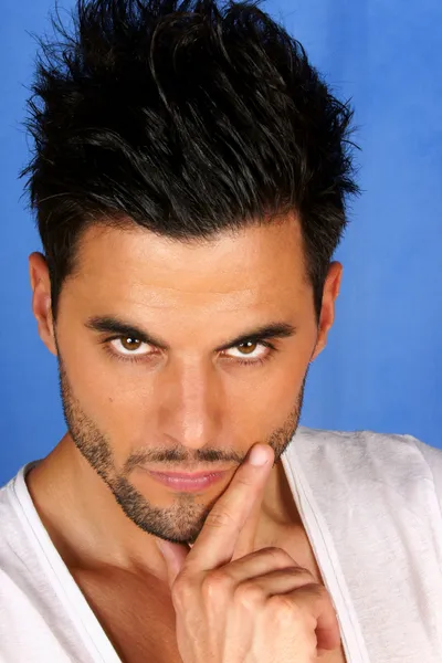 ciddi yakışıklı adam