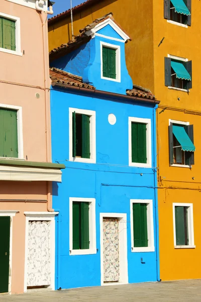 Barevné domy na ostrově burano, Benátky — Stock fotografie