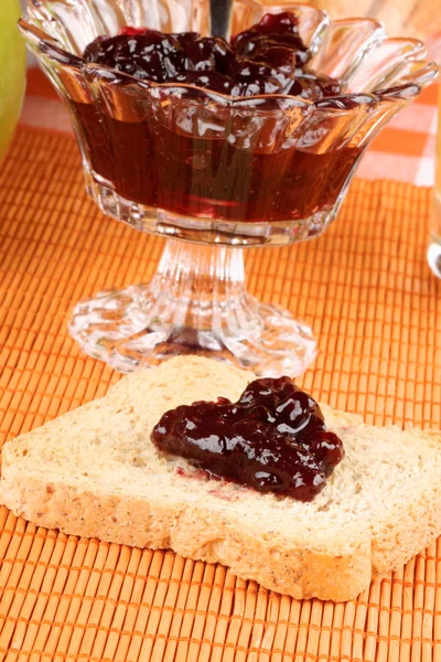 Toast con marmellata di ciliegie — Foto Stock