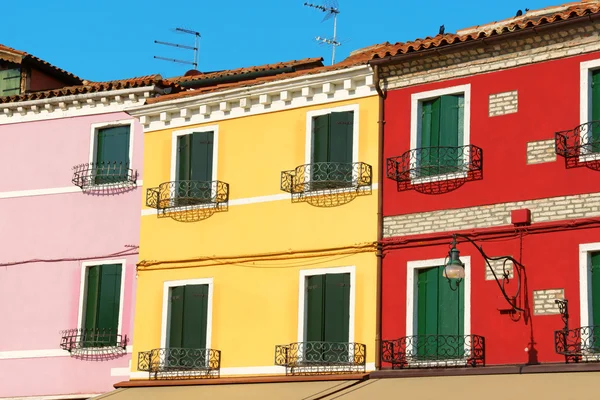 Casas coloridas em uma fileira na Ilha de Burano, Veneza, Itália — Fotografia de Stock