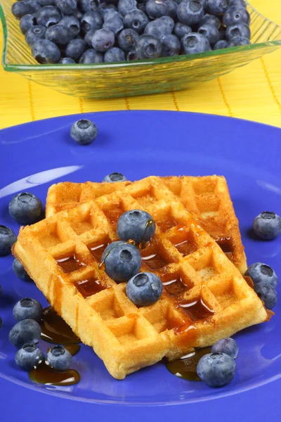 Waffel mit Sirup und frischen Blaubeeren — Stockfoto