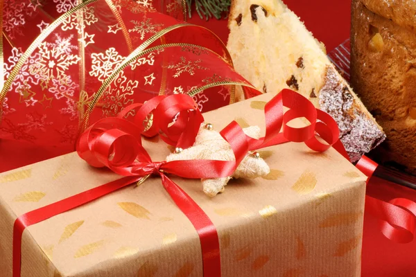Composición navideña con presente y panettone — Foto de Stock