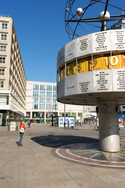 原子时钟 （weltzeituhr） 在亚历山大广场，柏林 — 图库照片