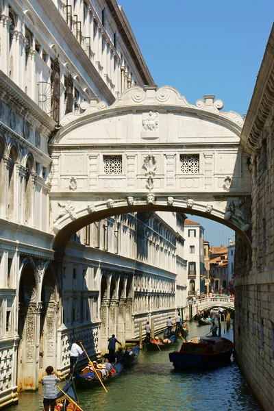 Puente de Suspiros y Góndolas —  Fotos de Stock