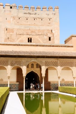 Comares Kulesi ve mersinden avlusu