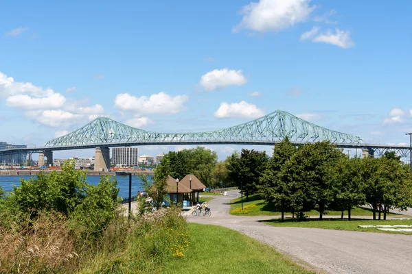 Jacques cartier bridge från parc jean drapeau i montreal — Stockfoto