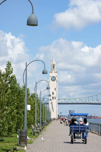 Montreal clock tower en jacques cartier bridge, canada — Stockfoto