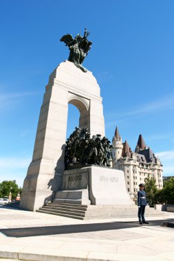 Ulusal Savaş Anıtı ve chateau laurier hotel Ottawa
