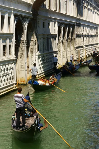 Bridge of Sighs and gondolas — Stock Photo, Image