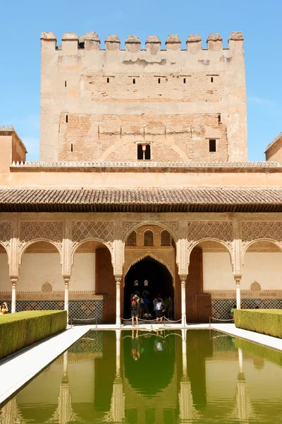 Comares Turm und Hof der Myrten — Stockfoto