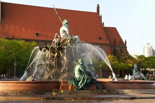 Fountain of Neptune and Marienkirche in Berlin — Stock Photo, Image