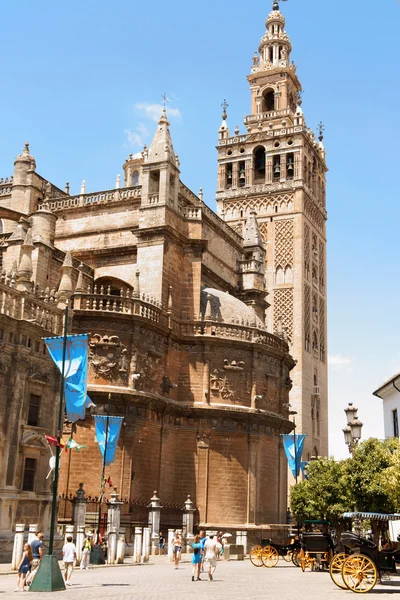 Catedral de Sevilla y campanario La Giralda — Foto de Stock