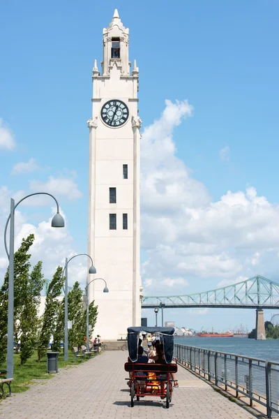 Montreal uhrturm und jacques cartier bridge, kanada — Stockfoto