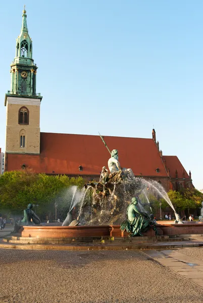 Fuente de Neptuno y Marienkirche en Berlín — Foto de Stock