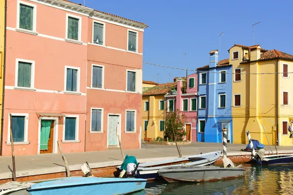 Burano eiland op een zonnige zomerdag, Venetië — Stockfoto