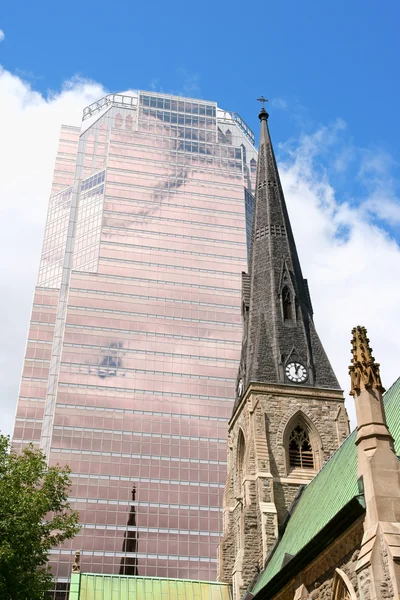 Christ kerk kathedraal en kpmg toren in montreal — Stockfoto