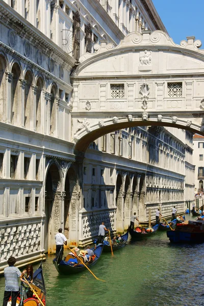 Bridge of Sighs and gondolas in Venice, italy — Stock Photo, Image