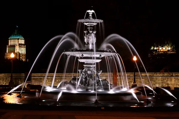 Fontaine de Tourny à noite em Quebec City, Canadá — Fotografia de Stock
