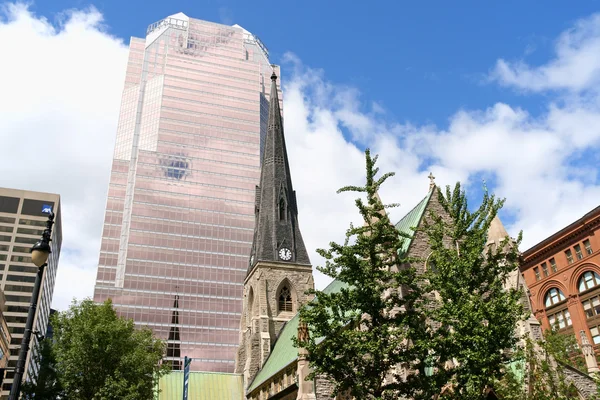 Kristus kostelní věž katedrály a kpmg v Montrealu — Stock fotografie