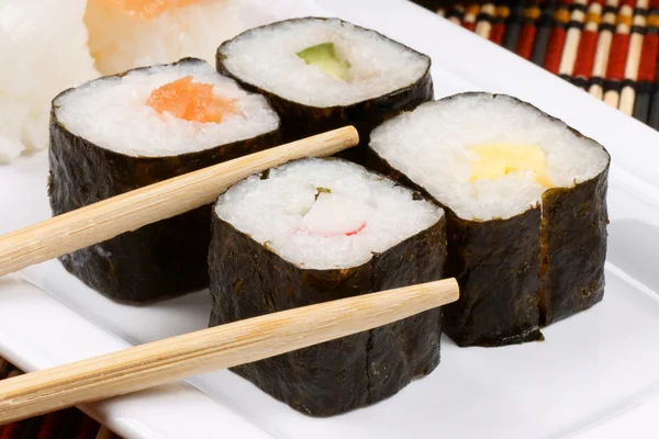 Sushi und Essstäbchen — Stockfoto