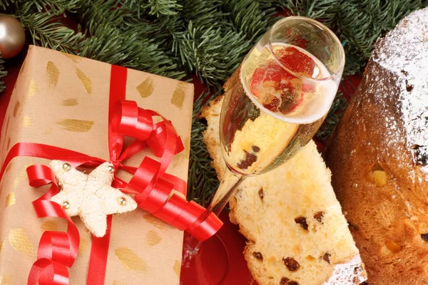 Panettone and Spumante, the italian Christmas tradition — Stock Photo, Image