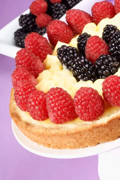 Custard tart with raspberries and blackberries — Stock Photo, Image