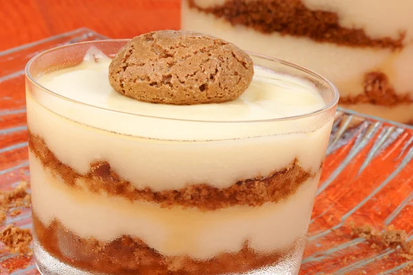 Vanillepudding und Amaretti-Dessert — Stockfoto