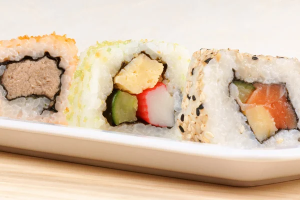 Rolos de sushi maki sortidos — Fotografia de Stock