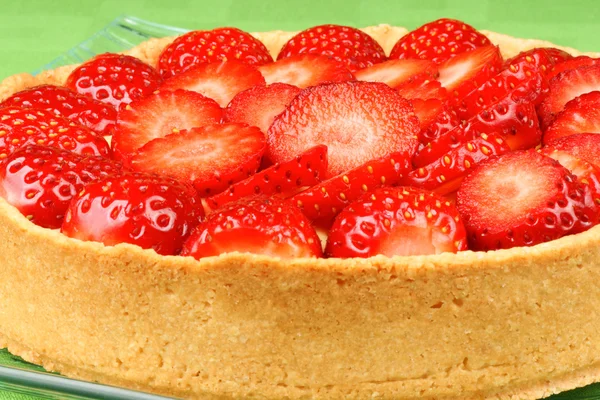 Gros plan sur tarte aux fraises et à la crème anglaise — Photo