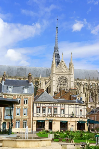 Innenstadt und unsere Dame von amiens Kathedrale in Frankreich — Stockfoto