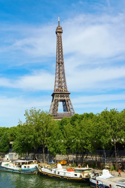 Άιφελ πύργος και το ποταμό Σηκουάνα στο Παρίσι, Γαλλία — Φωτογραφία Αρχείου