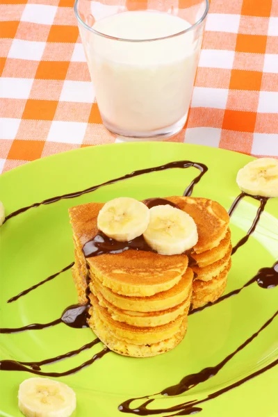 Herzförmige Pfannkuchen mit Schokolade und Banane — Stockfoto