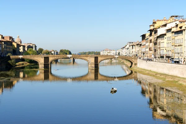 Arno řeky a ponte santa trinita ve Florencii, Itálie — Stock fotografie