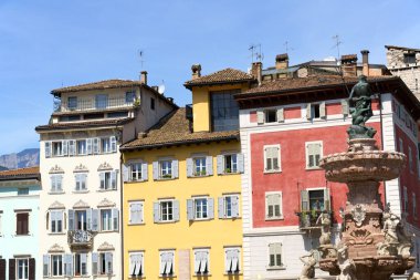 Şehrin tarihi merkezinde yer alan Trento 'nun ana meydanı olan Neptün çeşmesi ve Piazza del Duomo (Katedral Meydanı) orta çağda ortaya çıktı.. 